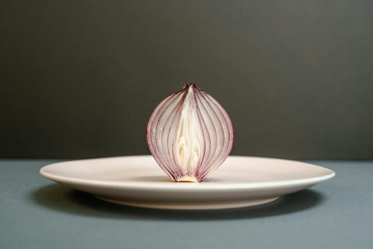 Are Onions Toxic to Cats If Eaten - Featured image