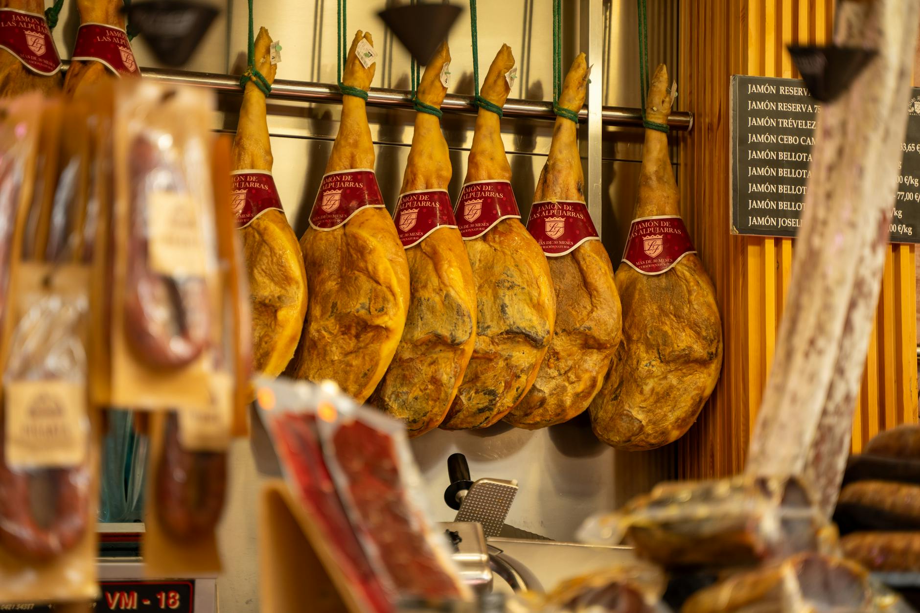 Is Ham or Deli Meat Safe for Cats to Eat - Featured image