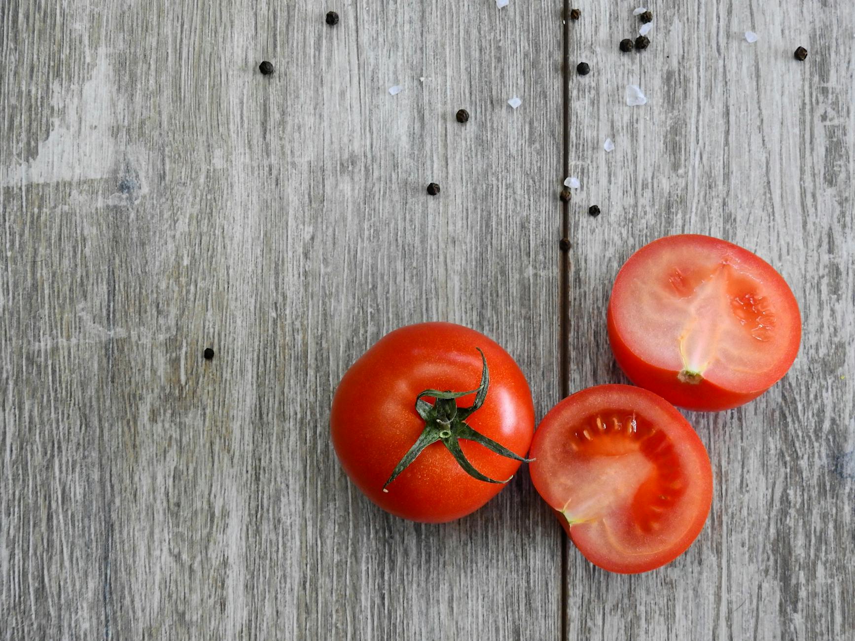What Parts of the Tomato Plant Are Toxic to Cats?