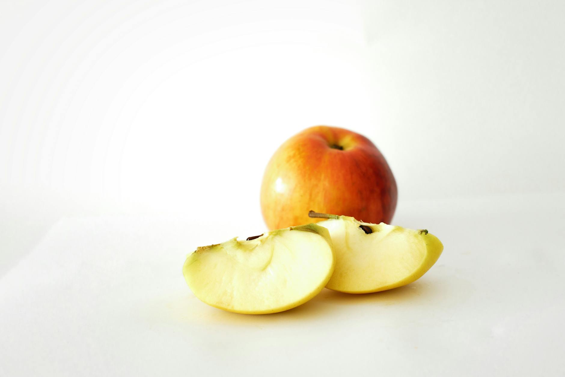 Can Cats Eat Apples Safely - Featured image