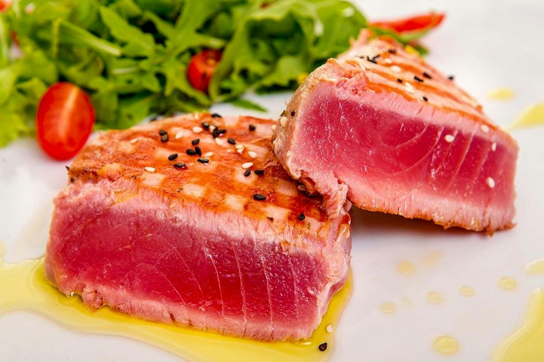 Tuna in Oil Versus Tuna in Water: Which Is Safer for Cats?
