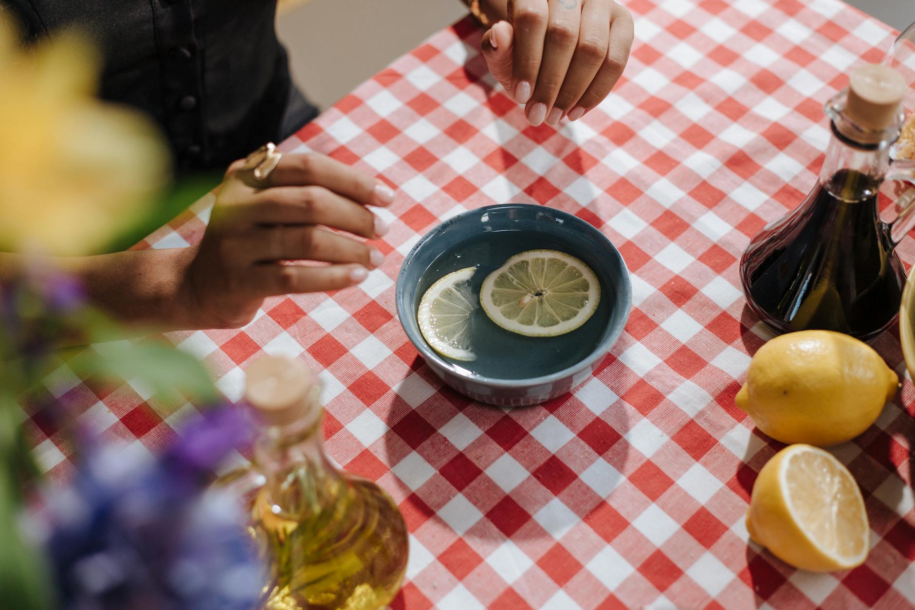 Immediate Symptoms to Watch After Vinegar Exposure