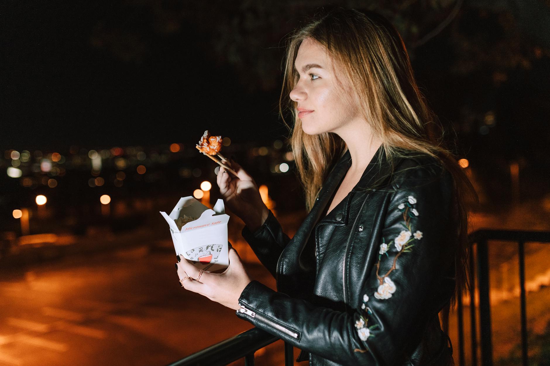 Is It Safe for Cats to Chew on Takeout Containers - Featured image