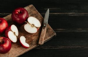 is it safe for cats to eat apple peels - Featured image
