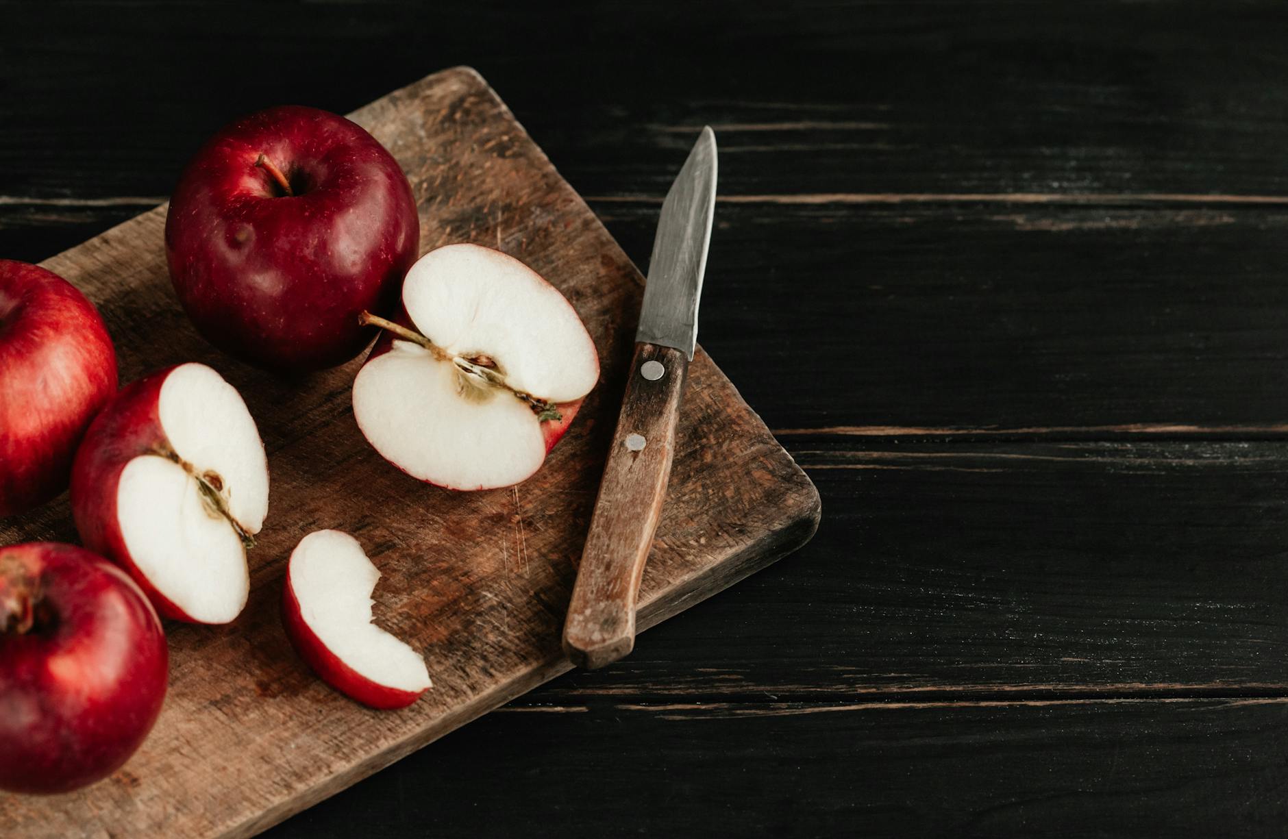 is it safe for cats to eat apple peels - Featured image