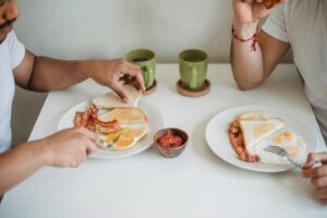 is it safe for cats to eat bacon - Featured image
