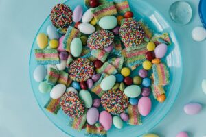 is it safe for cats to eat candy - Featured image