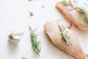 is it safe for cats to eat chicken bones - Featured image