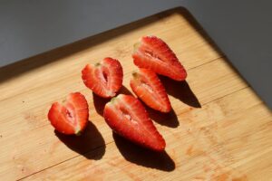 is it safe for cats to eat strawberries - Featured image