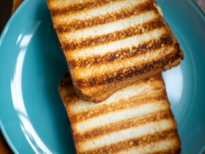 is it safe for cats to eat toast - Featured image