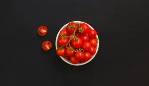 is it safe for cats to eat tomatoes - Featured image