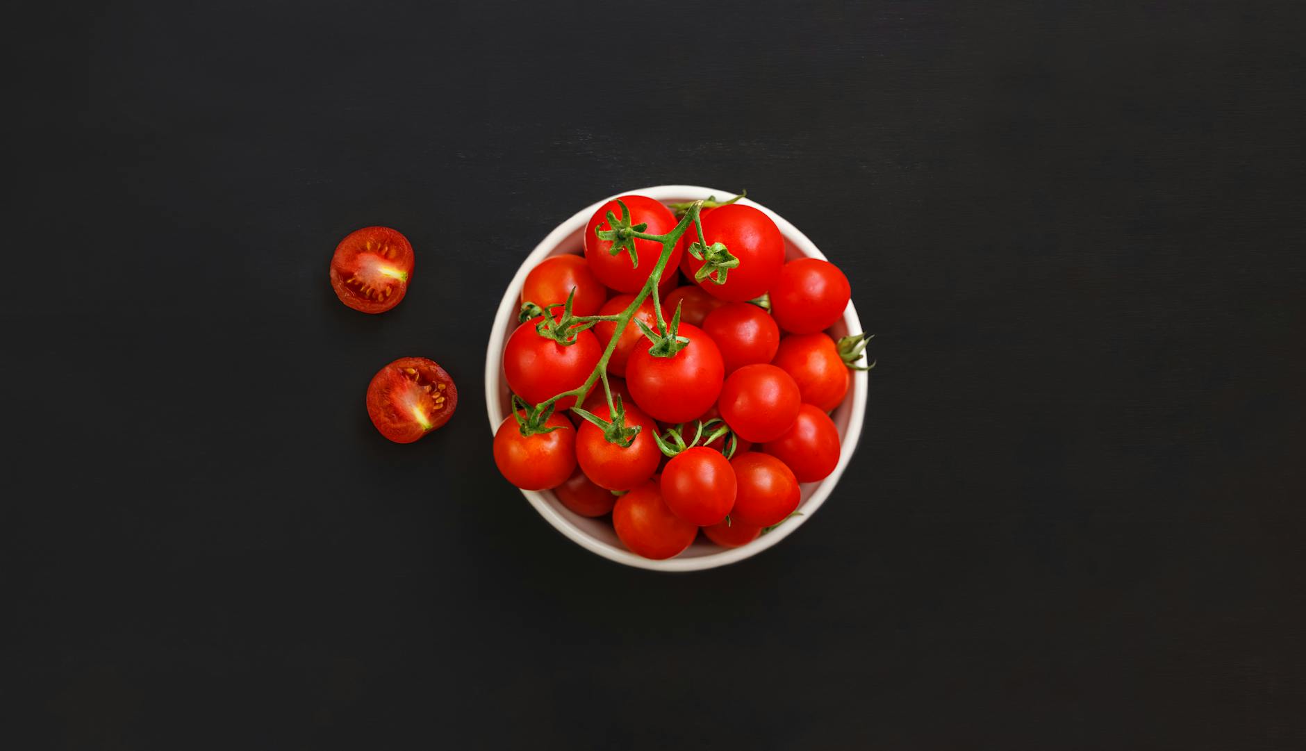 is it safe for cats to eat tomatoes - Featured image