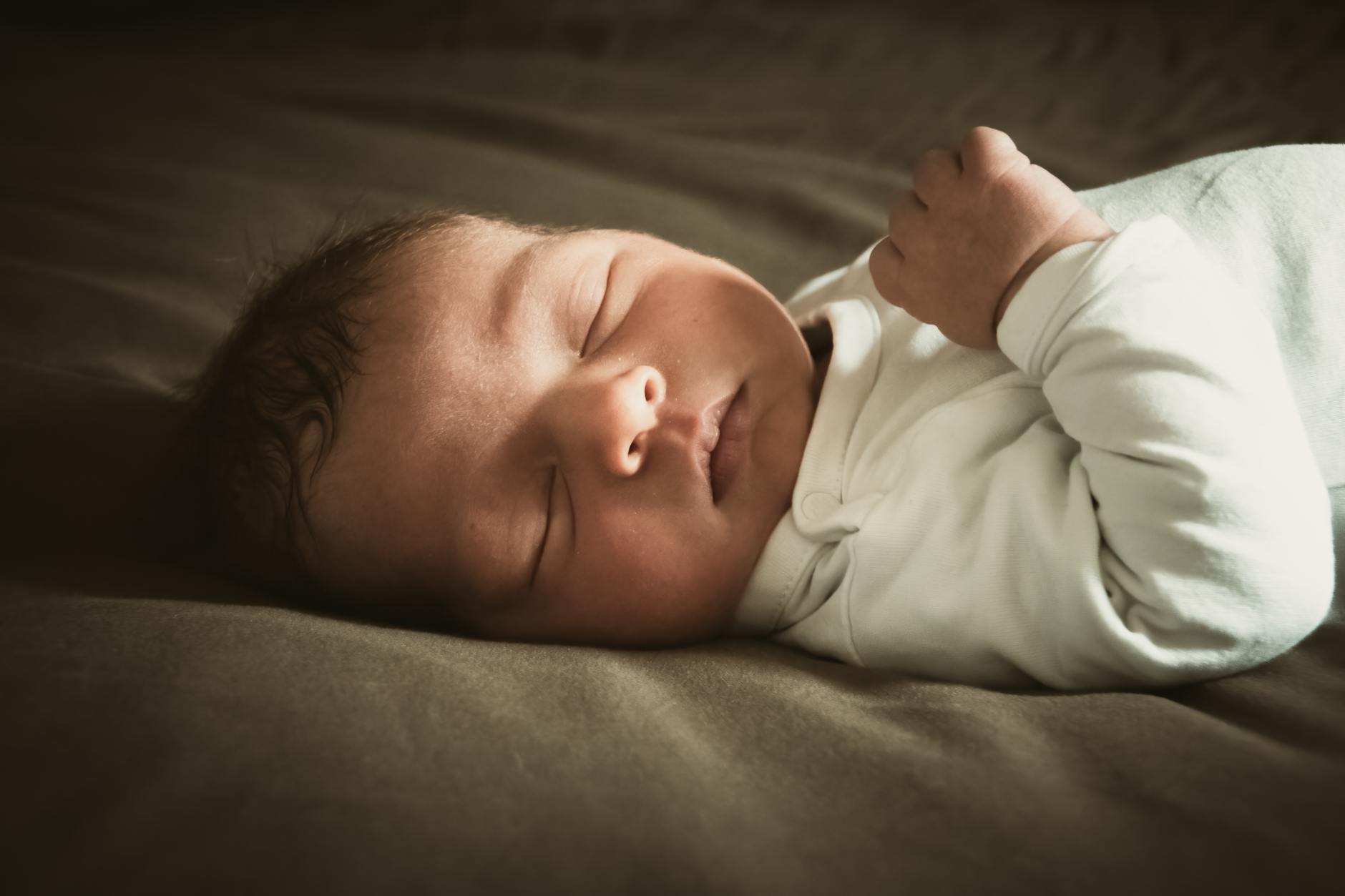 is it safe for cats to sleep with babies - Featured image