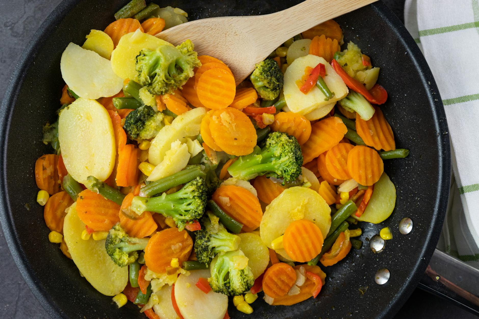PREPARING COOKED VEGETABLES SAFELY FOR CATS
